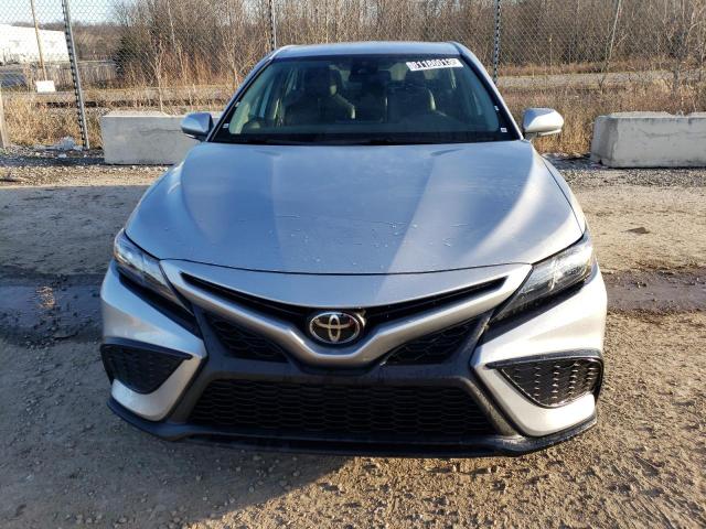 4T1G11AK6PU809079 - 2023 TOYOTA CAMRY SE NIGHT SHADE SILVER photo 5