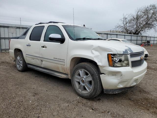 3GNNCGE09AG228405 - 2010 CHEVROLET AVALANCHE LTZ WHITE photo 4