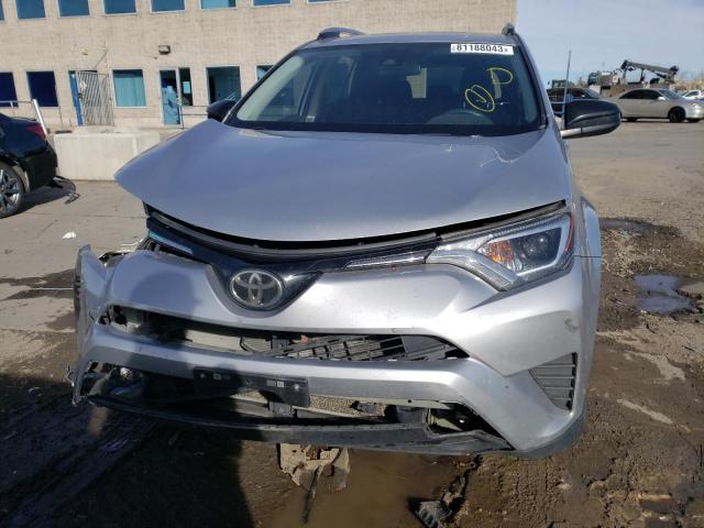 2T3BFREV8JW728436 - 2018 TOYOTA RAV4 LE SILVER photo 5