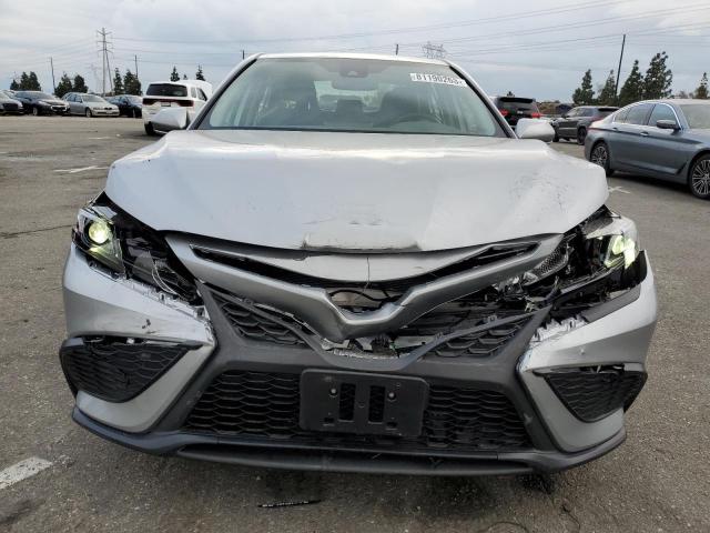 4T1T11AK4PU839423 - 2023 TOYOTA CAMRY SE NIGHT SHADE SILVER photo 5
