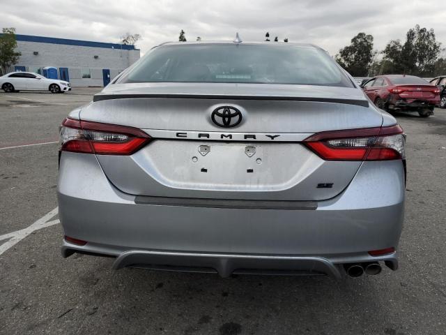4T1T11AK4PU839423 - 2023 TOYOTA CAMRY SE NIGHT SHADE SILVER photo 6