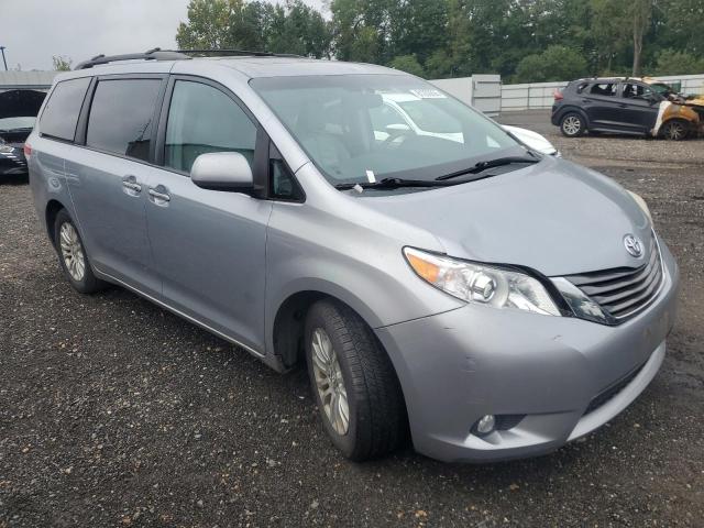 5TDYK3DC1BS069069 - 2011 TOYOTA SIENNA XLE 银色 照片 4