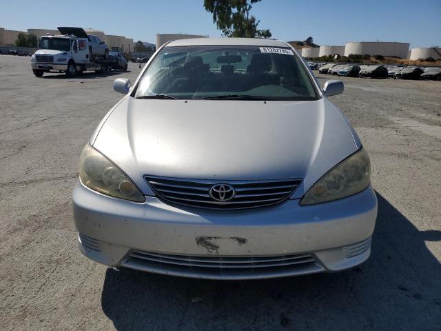 4T1BF30K65U599363 - 2005 TOYOTA CAMRY LE SILVER photo 5