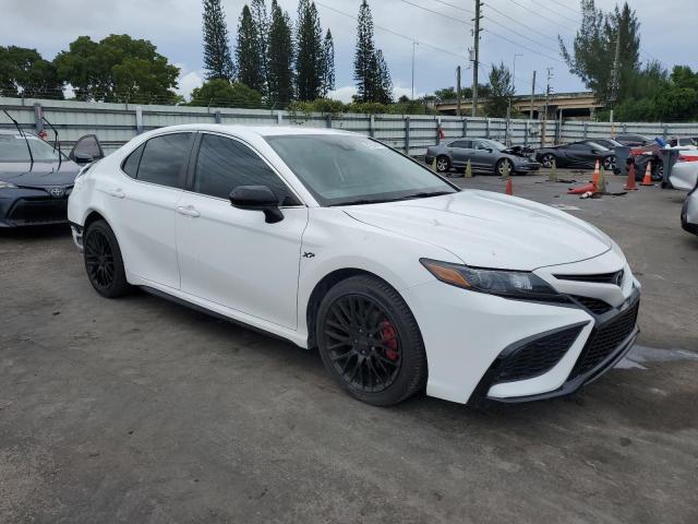 4T1G11AK4MU593924 - 2021 TOYOTA CAMRY SE 白色 照片 4