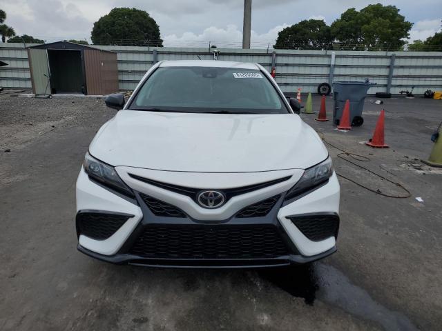 4T1G11AK4MU593924 - 2021 TOYOTA CAMRY SE 白色 照片 5