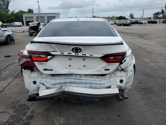 4T1G11AK4MU593924 - 2021 TOYOTA CAMRY SE 白色 照片 6