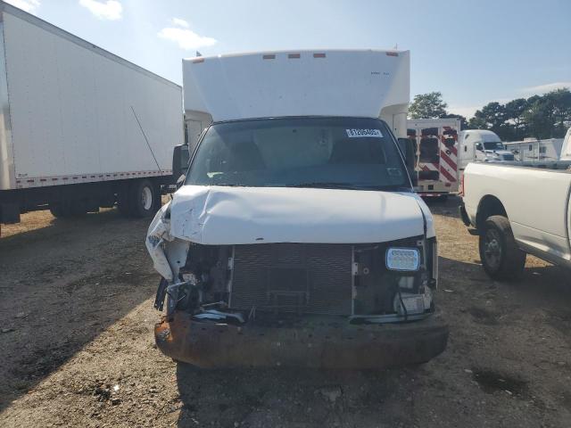 1GBJG31U561165830 - 2006 CHEVROLET EXPRESS G3500 WHITE photo 5