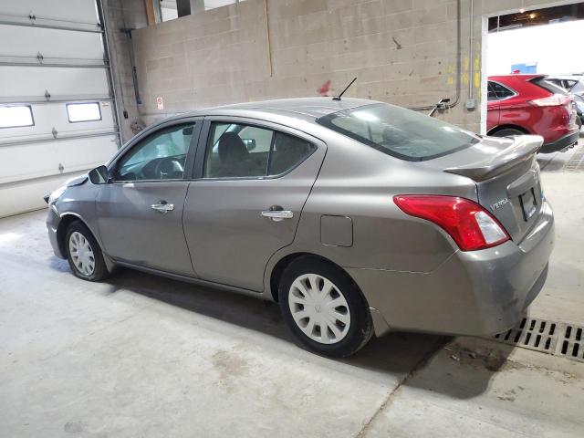 3N1CN7AP4GL893096 - 2016 NISSAN VERSA S 灰色 照片 2