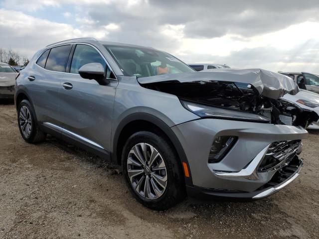 LRBFZME48RD070952 - 2024 BUICK ENVISION PREFERRED ნაცრისფერი ფოტო 4