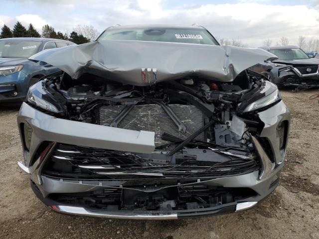 LRBFZME48RD070952 - 2024 BUICK ENVISION PREFERRED ნაცრისფერი ფოტო 5