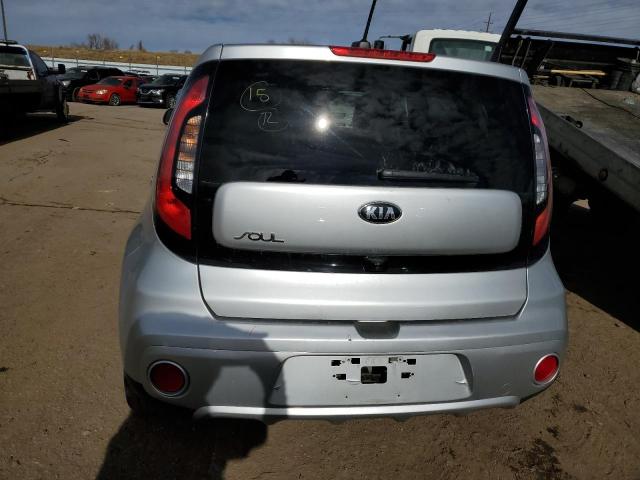 KNDJP3A55J7608472 - 2018 KIA SOUL + SILVER photo 6