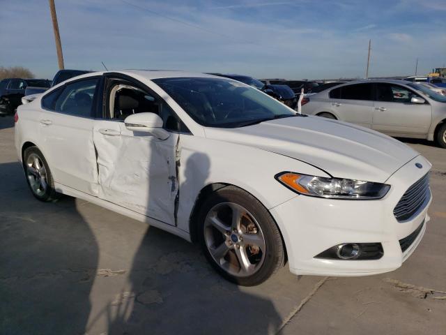 3FA6P0H74GR305198 - 2016 FORD FUSION SE WHITE photo 4