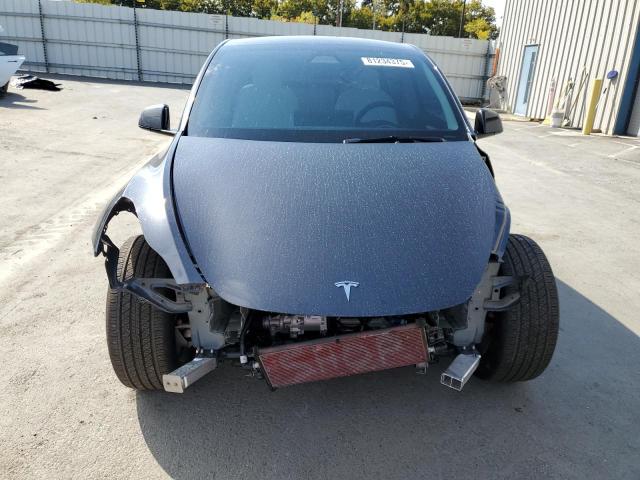 7SAYGAEE0SF245316 - 2025 TESLA MODEL Y Темно-сірий фото 5