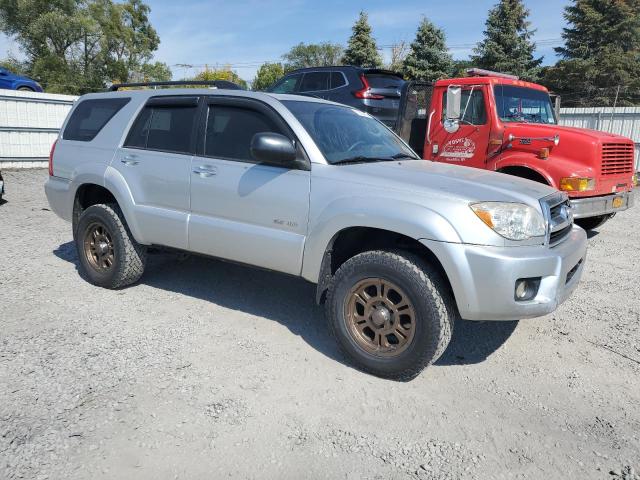 JTEBU14R368057388 - 2006 TOYOTA 4RUNNER SR5 SILVER photo 4
