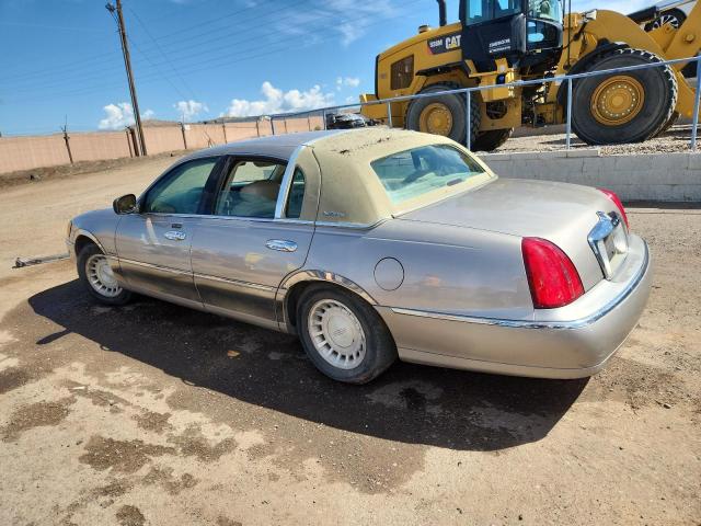 1LNHM81W22Y661411 - 2002 LINCOLN TOWN CAR EXECUTIVE 金色 照片 2