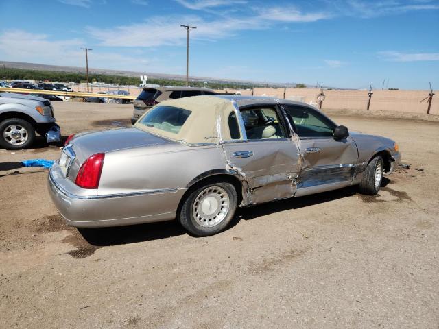 1LNHM81W22Y661411 - 2002 LINCOLN TOWN CAR EXECUTIVE 金色 照片 3