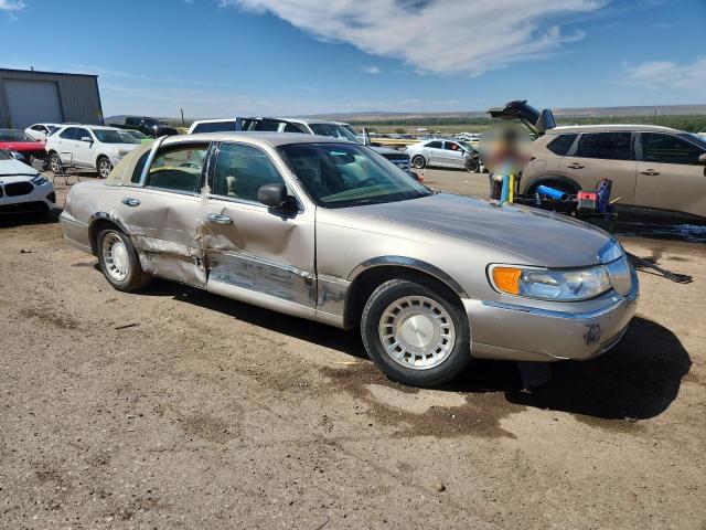 1LNHM81W22Y661411 - 2002 LINCOLN TOWN CAR EXECUTIVE 金色 照片 4