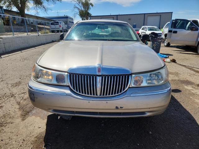 1LNHM81W22Y661411 - 2002 LINCOLN TOWN CAR EXECUTIVE 金色 照片 5