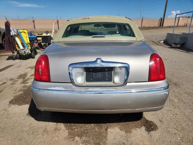 1LNHM81W22Y661411 - 2002 LINCOLN TOWN CAR EXECUTIVE 金色 照片 6