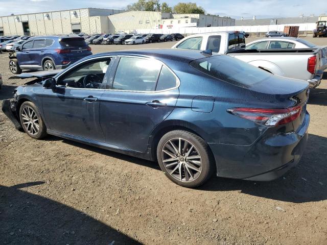 4T1F11BK8MU037982 - 2021 TOYOTA CAMRY XLE BLUE photo 2