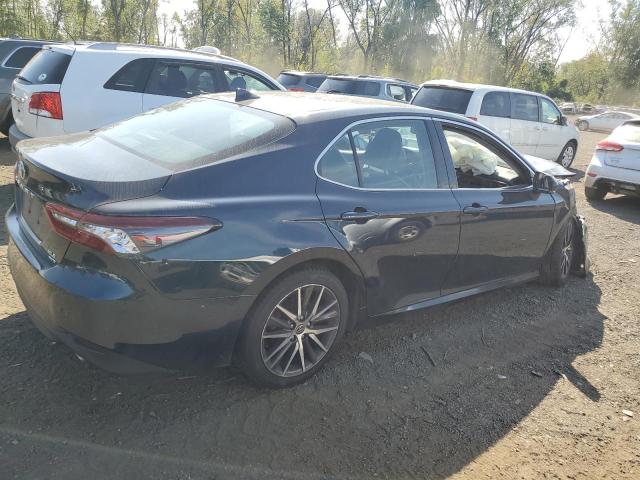 4T1F11BK8MU037982 - 2021 TOYOTA CAMRY XLE BLUE photo 3