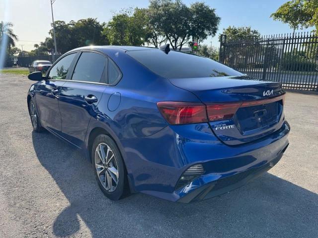 3KPF24AD4NE464503 - 2022 KIA FORTE FE BLUE photo 2