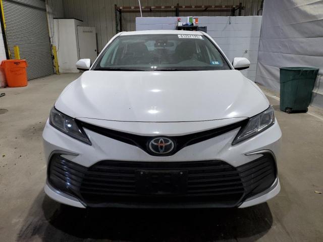 4T1C11BK7NU063882 - 2022 TOYOTA CAMRY LE თეთრი ფოტო 5