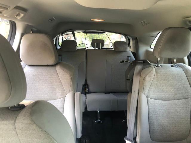 5TDKSKFCXPS094296 - 2023 TOYOTA SIENNA LE Արծաթագույն լուսանկար 13