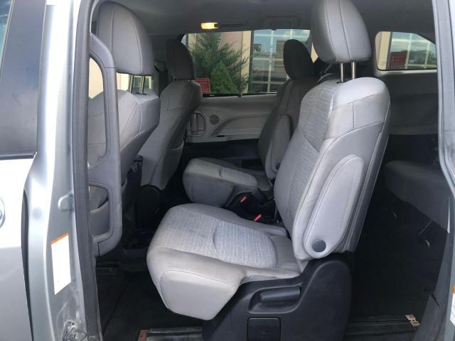 5TDKSKFCXPS094296 - 2023 TOYOTA SIENNA LE Արծաթագույն լուսանկար 8