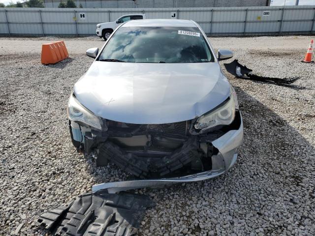 4T4BF1FK0FR484907 - 2015 TOYOTA CAMRY LE ვერცხლისფერი ფოტო 5