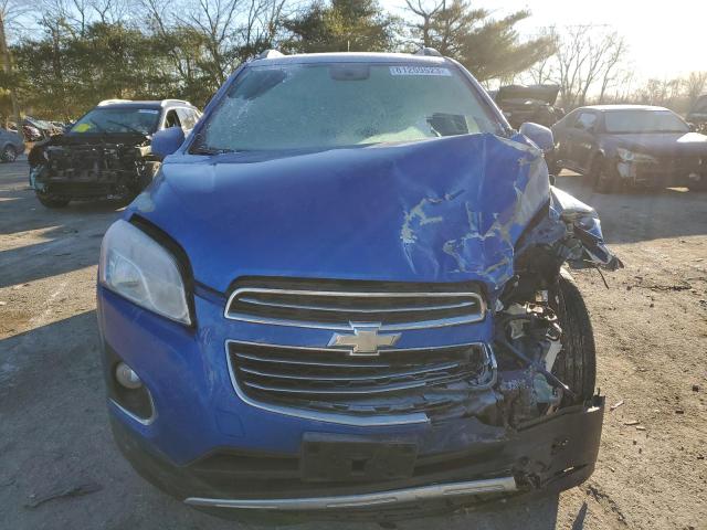 KL7CJNSB3FB258528 - 2015 CHEVROLET TRAX LTZ BLUE photo 5