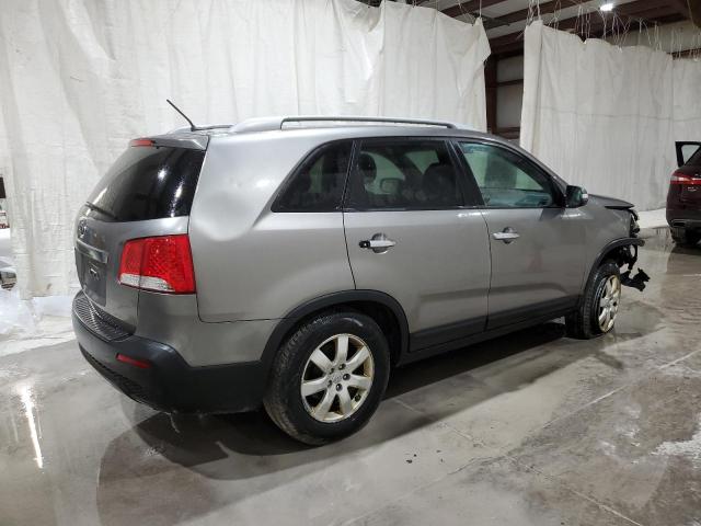 5XYKT3A67CG228273 - 2012 KIA SORENTO BASE GRAY photo 3