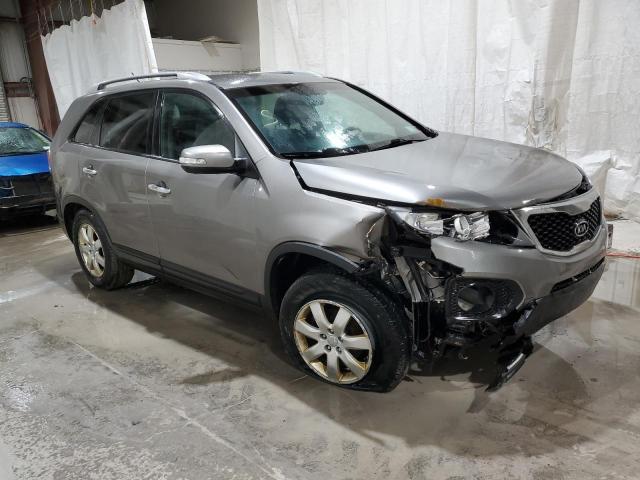 5XYKT3A67CG228273 - 2012 KIA SORENTO BASE GRAY photo 4