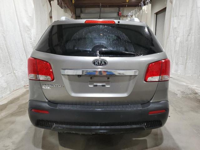 5XYKT3A67CG228273 - 2012 KIA SORENTO BASE GRAY photo 6