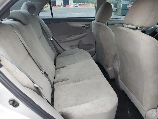 5YFBU4EEXDP196775 - 2013 TOYOTA COROLLA BASE Серебристый фото 10