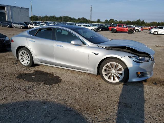 5YJSA1E22JF268816 - 2018 TESLA MODEL S 银色 照片 4