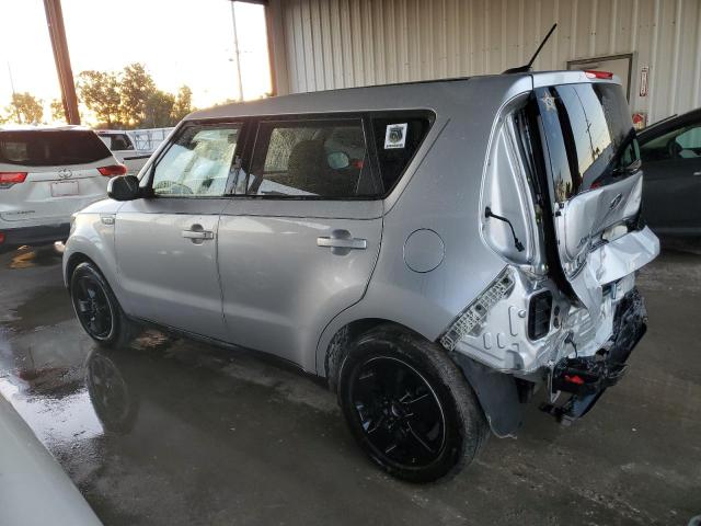 KNDJN2A24J7593761 - 2018 KIA SOUL SILVER photo 2