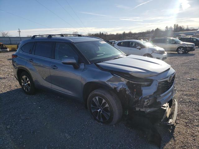 5TDGZRBH2NS234415 - 2022 TOYOTA HIGHLANDER XLE BLUE photo 4