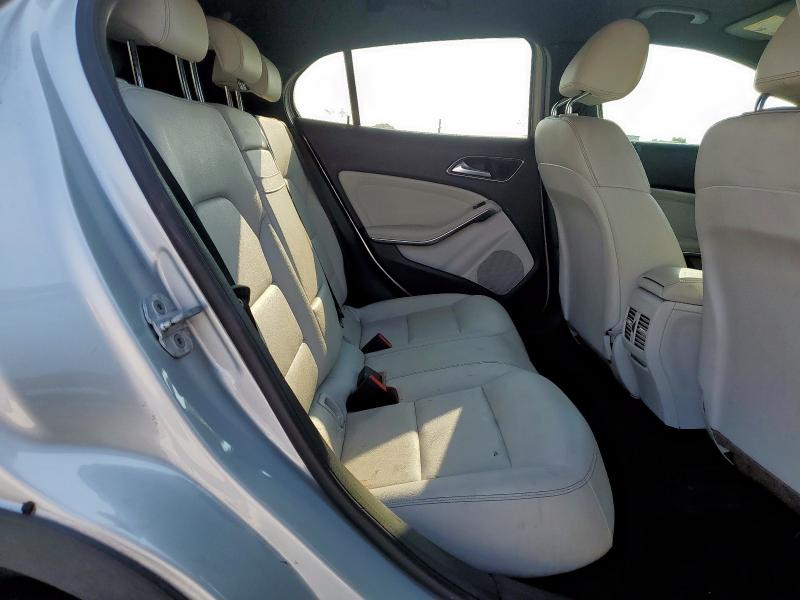 WDCTG4EB5HJ317556 - 2017 MERCEDES-BENZ GLA 250 Silber Foto 10