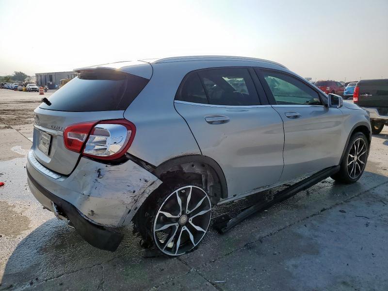 WDCTG4EB5HJ317556 - 2017 MERCEDES-BENZ GLA 250 Silber Foto 3