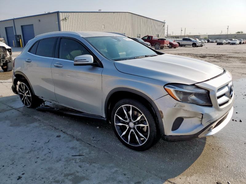 WDCTG4EB5HJ317556 - 2017 MERCEDES-BENZ GLA 250 Silber Foto 4