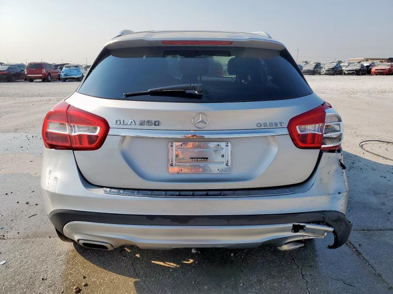 WDCTG4EB5HJ317556 - 2017 MERCEDES-BENZ GLA 250 Silber Foto 6