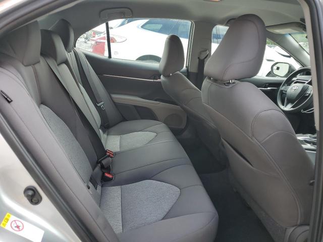 4T1B11HK7JU661063 - 2018 TOYOTA CAMRY L SILVER photo 10