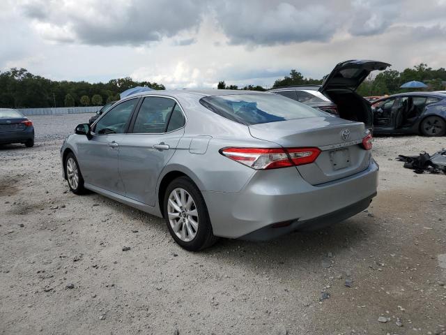 4T1B11HK7JU661063 - 2018 TOYOTA CAMRY L SILVER photo 2