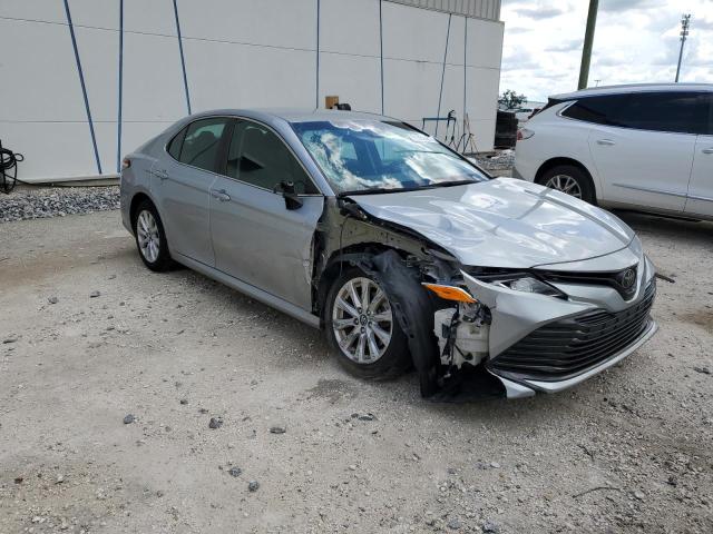4T1B11HK7JU661063 - 2018 TOYOTA CAMRY L SILVER photo 4