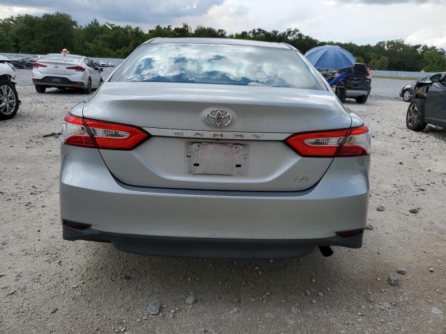 4T1B11HK7JU661063 - 2018 TOYOTA CAMRY L SILVER photo 6