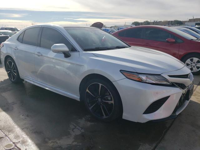 4T1B61HK4JU153151 - 2018 TOYOTA CAMRY XSE WHITE photo 4