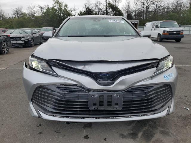 4T1B31HK2JU507905 - 2018 TOYOTA CAMRY LE GRAY photo 5
