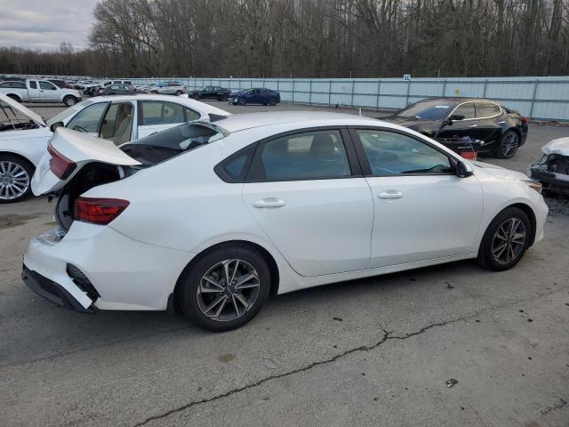 3KPF24AD8PE558886 - 2023 KIA FORTE LX WHITE photo 3