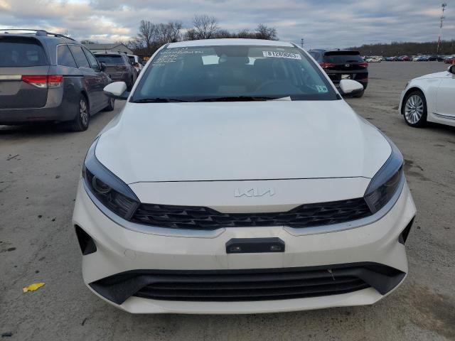 3KPF24AD8PE558886 - 2023 KIA FORTE LX WHITE photo 5